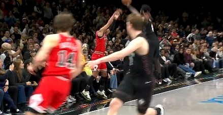 世界杯高清赛事直播-还是边线球难题！公牛首次边线球没发出来 暂停后再发被贴脸拦截